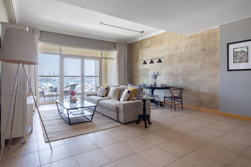 Frank Porter - Shoreline Apartments - Accommodation Abudhabi