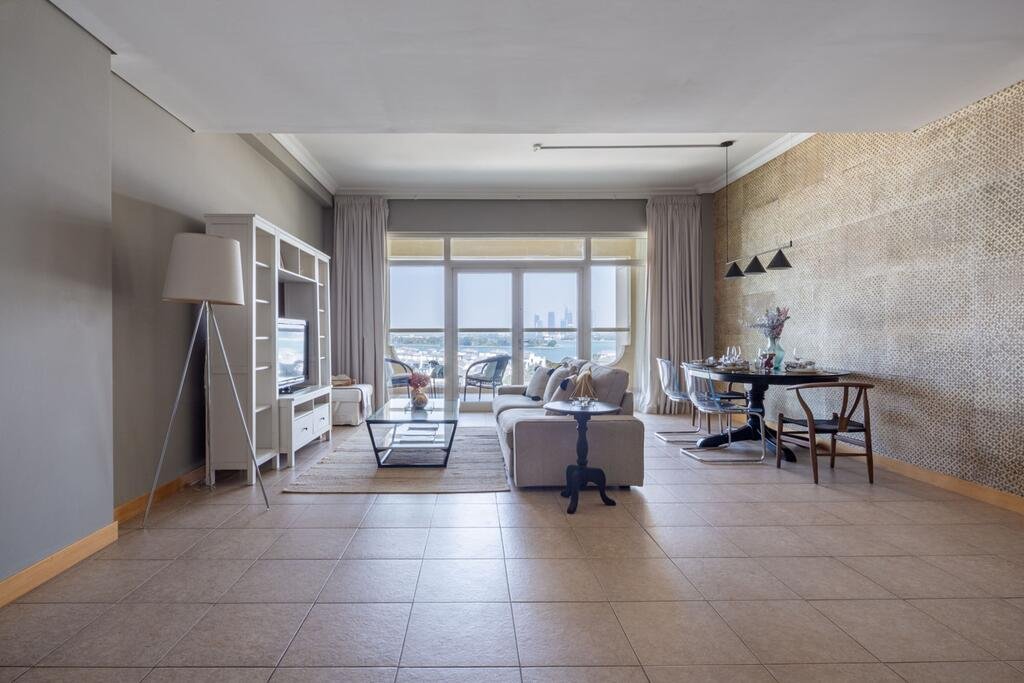 Frank Porter - Shoreline Apartments - Accommodation Abudhabi