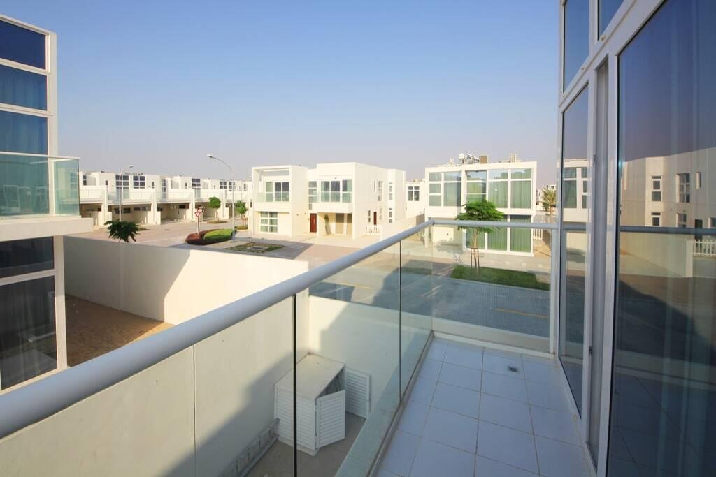 Beautiful 3 Bed Villa With Maid Room & Backyard - Accommodation Dubai 2