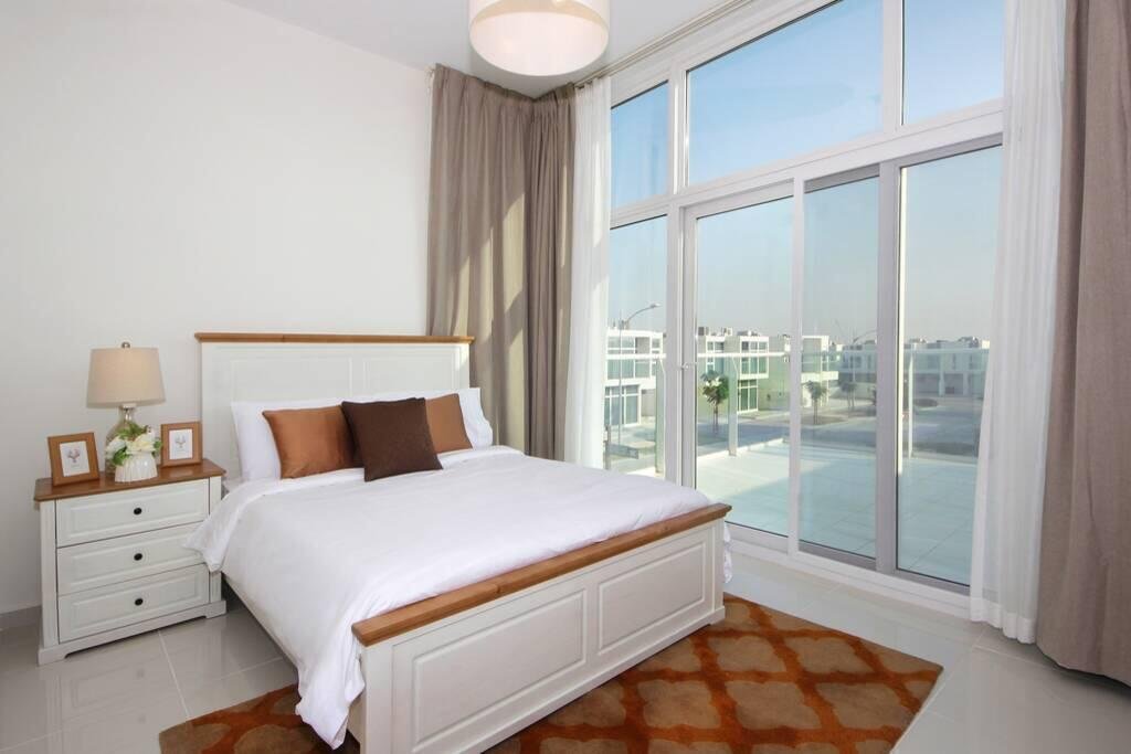 Beautiful 3 Bed Villa With Maid Room & Backyard - Accommodation Dubai 3