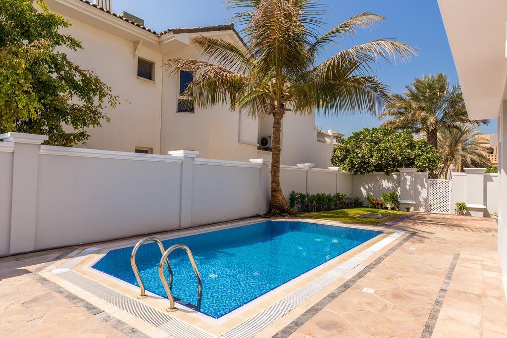 Beautiful 5BR Villa With Private Pool On Palm Jumeirah - Accommodation Dubai 3