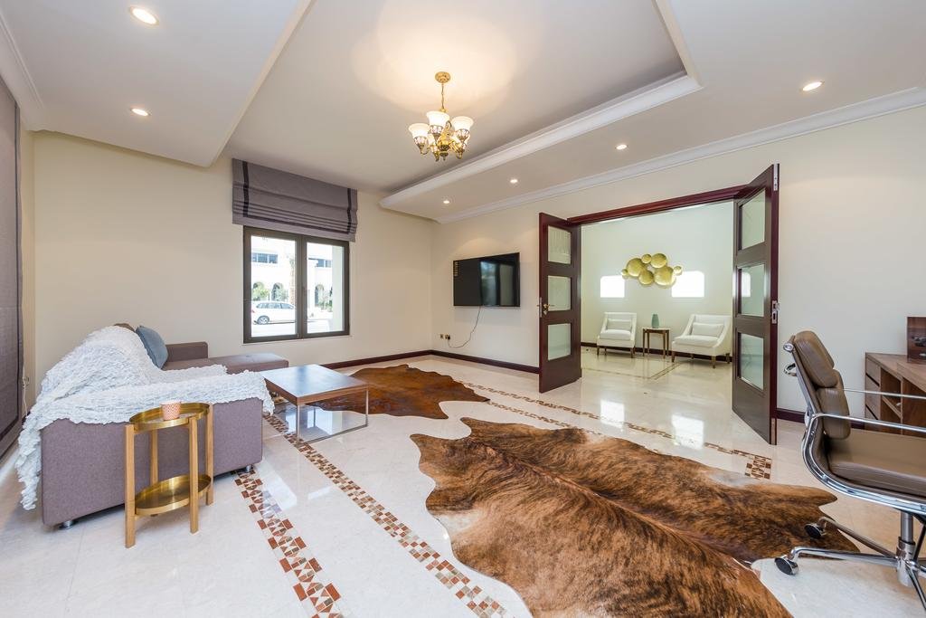 Charming 6BR Villa With Private Pool On Palm Jumeirah - Accommodation Dubai 2