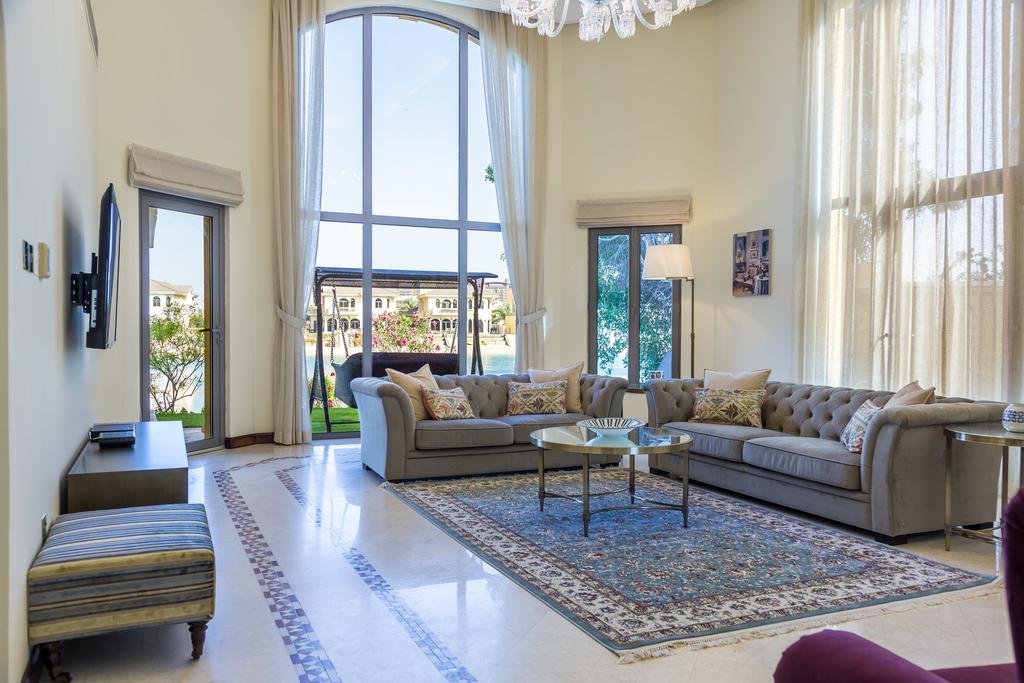Chic 5BR Villa with Private Pool on Palm Jumeirah - Accommodation Dubai