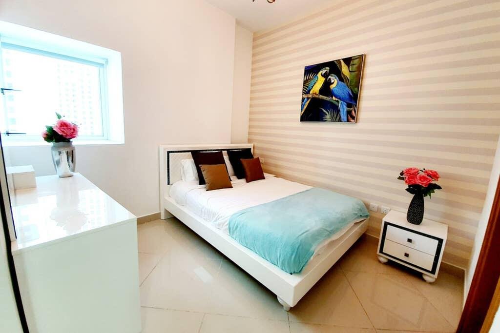 A Stylish 1 Bedroom Apartment With Full Marina Views - thumb 4