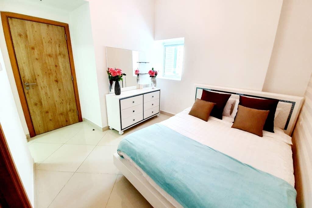 A Stylish 1 Bedroom Apartment With Full Marina Views - thumb 5