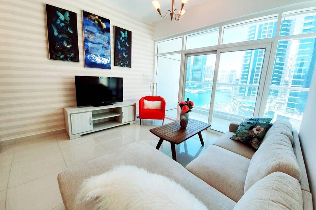 A Stylish 1 Bedroom Apartment With Full Marina Views - thumb 1