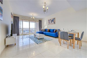 RH - Spacious Apartment With Balcony, Walking Distance To Beach
