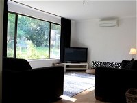 Clare Cottage on Wendouree - Accommodation in Surfers Paradise