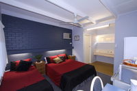 Moore Park Beach Motel - Gold Coast 4U