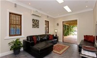 Swan Inn Bed and Breakfast - Townsville Tourism