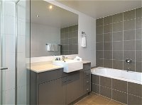 Meriton Serviced Apartments - Broadbeach - Accommodation Noosa