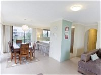 Capricornia Apartments - Accommodation in Surfers Paradise