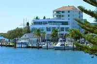 Golden Chain Le George Motel - Whitsundays Tourism