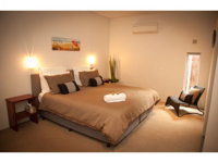 Hanover Bay Studio Apartments - Redcliffe Tourism
