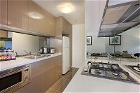Melbourne Short Stay Apartments MP Deluxe - Accommodation Rockhampton