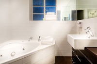 Crest On Barkly Serviced Apartments - Tweed Heads Accommodation