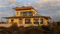 Dolphin Holiday House - Redcliffe Tourism