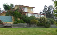 Whitby on Wallis Lakefront Holiday Cottage - Townsville Tourism