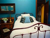 Cairnsmore Bed and Breakfast - Redcliffe Tourism