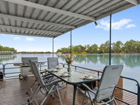 Boats and Bedzzz - The Murray Dream self-contained moored Houseboat - ACT Tourism