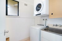 Newcastle Short Stay Apartments - Flagstaff Apartment - Schoolies Week Accommodation