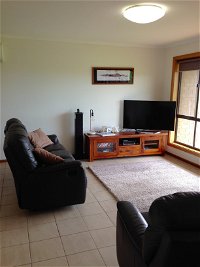 Springs Beach House - Tourism Canberra