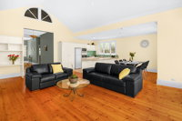 Adelaide Style Accommodation-City and Beach Luxury Home - Accommodation Airlie Beach