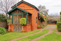Buxton Manor/ Adelaide Heritage Cottages - Paprika Spa Cottage - Mackay Tourism