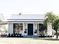 Chic Country Cottage with Vineyard Views - Mackay Tourism