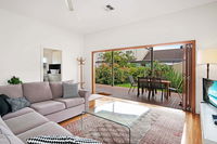 Newcastle Executive Homes - Cooks Hill Cottage - Schoolies Week Accommodation