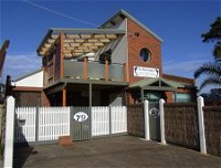 Black Dolphin Townhouse and Apartment - Redcliffe Tourism