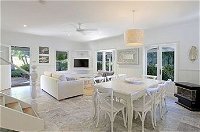 Ayesha's Luxury Beach House - Accommodation Brisbane