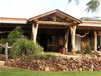 The Hollow Log Country Retreat - VIC Tourism