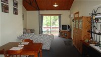 The Old Oak Bed and Breakfast - The Shearing Shed - Hotel Accommodation