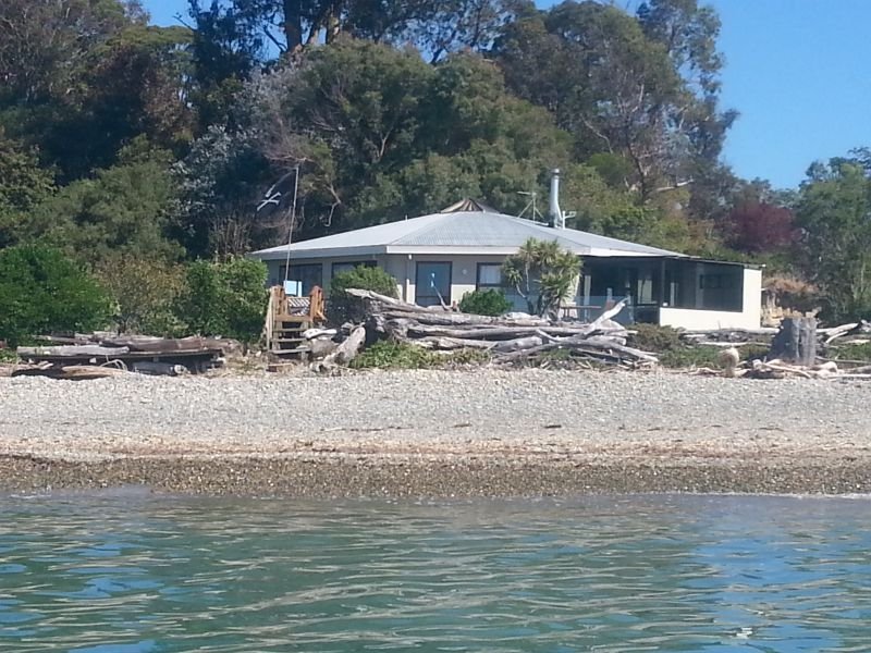 Absolute Beachfront Ruby Bay - Large House On Beachfront. - Accommodation New Zealand 13