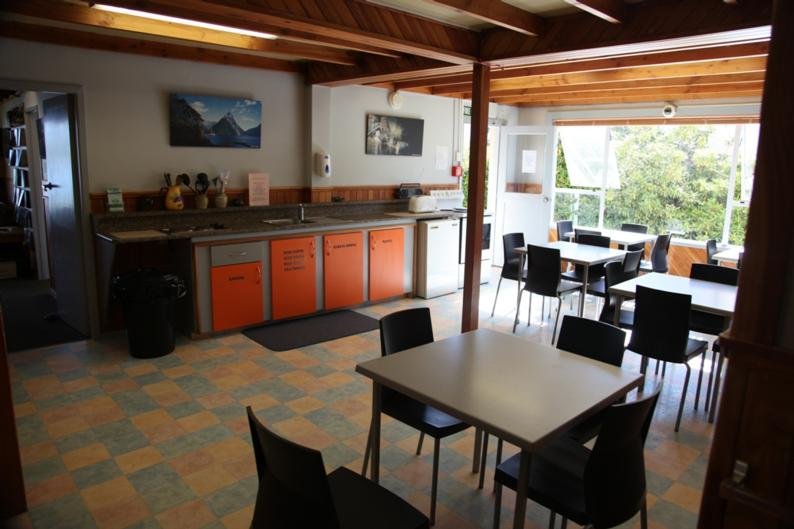 Te Anau Lakefront Backpackers - Accommodation New Zealand 4