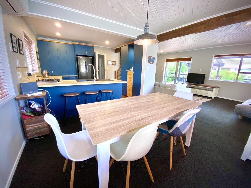Stylish And Sunny Holiday Home In Cromwell - thumb 3