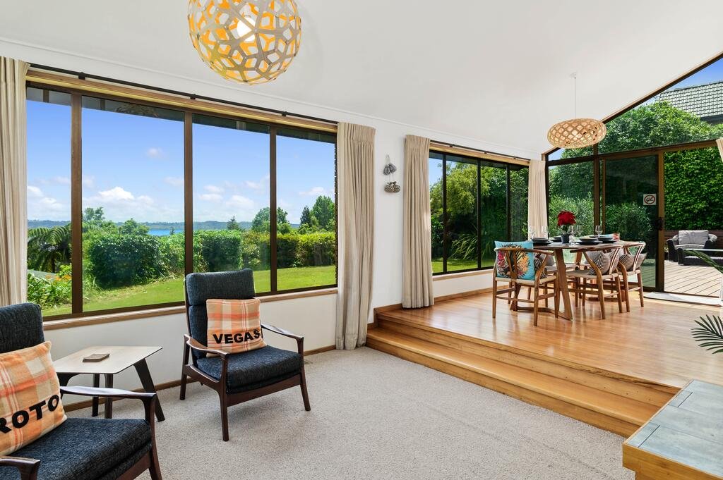 The Bird House - Kawaha Point, Rotorua. Stylish Six Bedroom Home With Space, Views And Relaxed Atmosphere - thumb 1