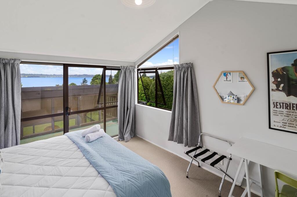 The Bird House - Kawaha Point, Rotorua. Stylish Six Bedroom Home With Space, Views And Relaxed Atmosphere - thumb 3