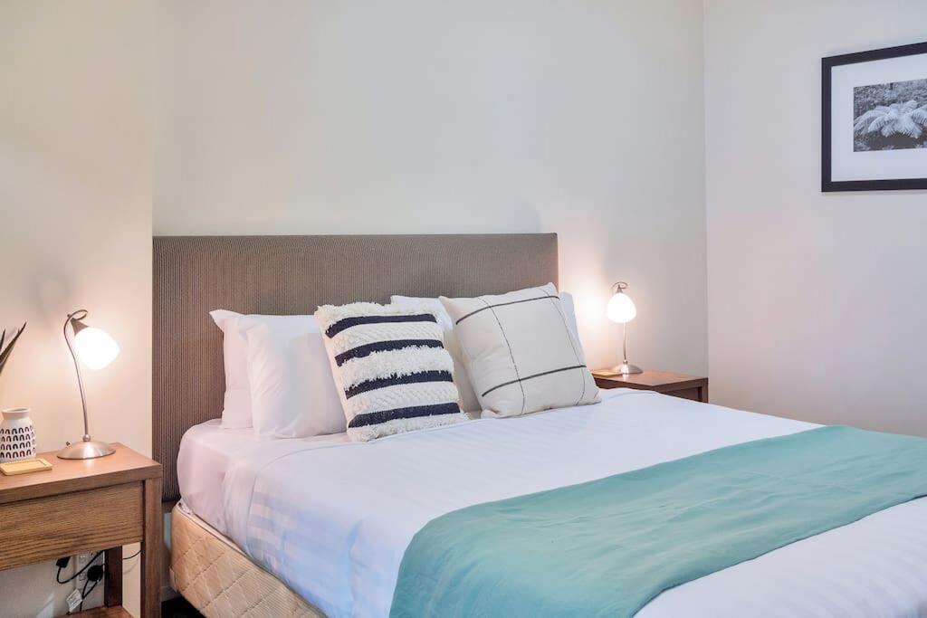 1BR Queen St Steps To Aotea Sq Netflix And Wifi - thumb 1