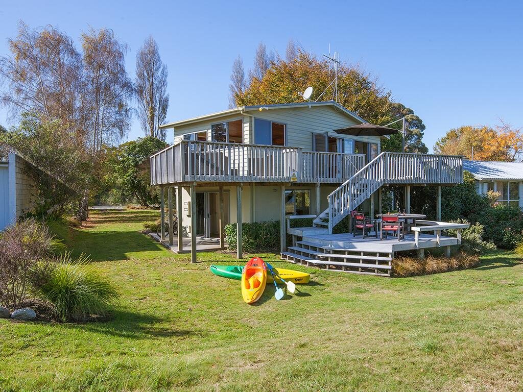 Absolute Waterfront With WiFi - Five Mile Bay Holiday Home - Accommodation New Zealand 0