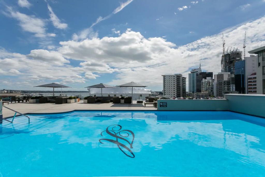 Auckland CBD Studio Apartment With Pool Access - thumb 1