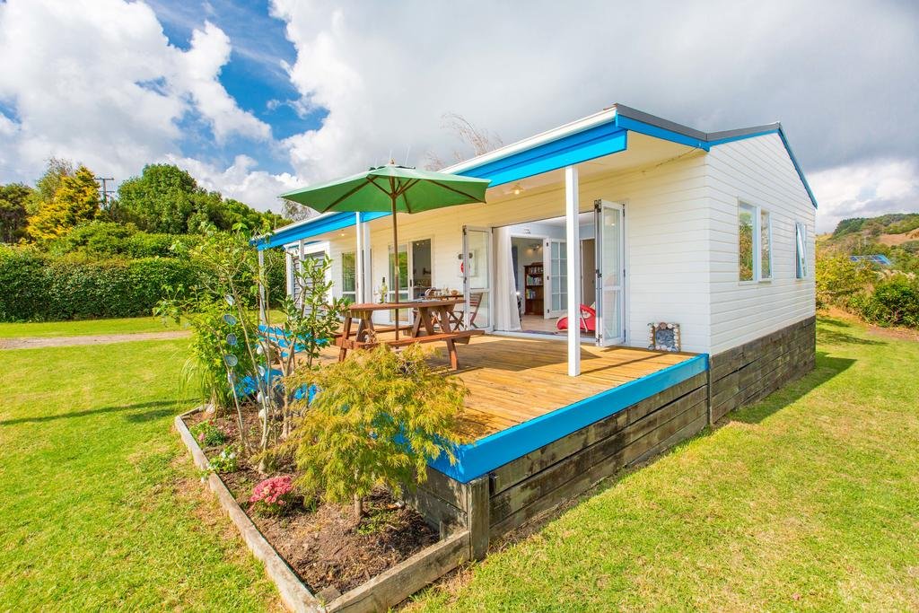 Calypso Cottage With Wifi - Raglan Holiday Home - Accommodation New Zealand 1