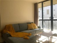 Cosy 2 Bed CBD Apartment With Balcony