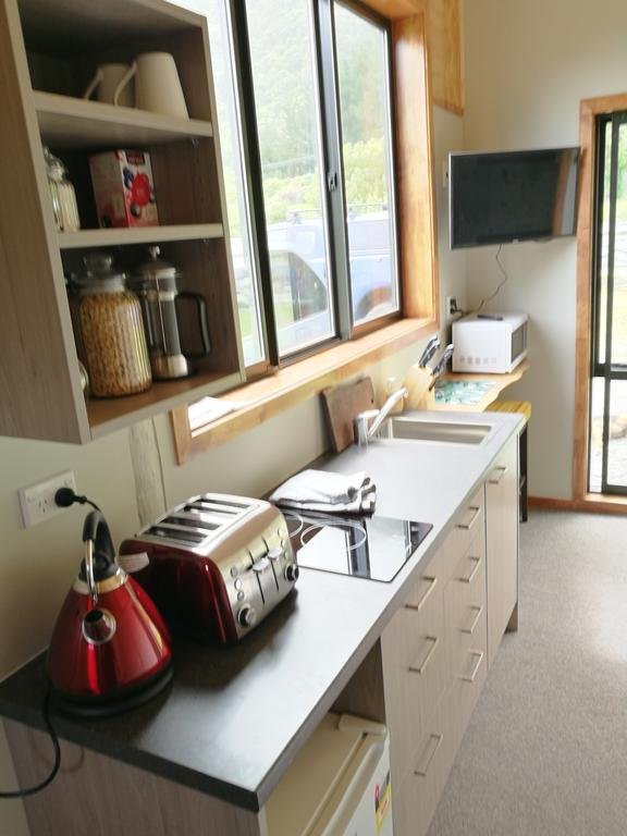 Kiwi Cabin And Homestay At Koru With Hot Tub - Accommodation New Zealand 3