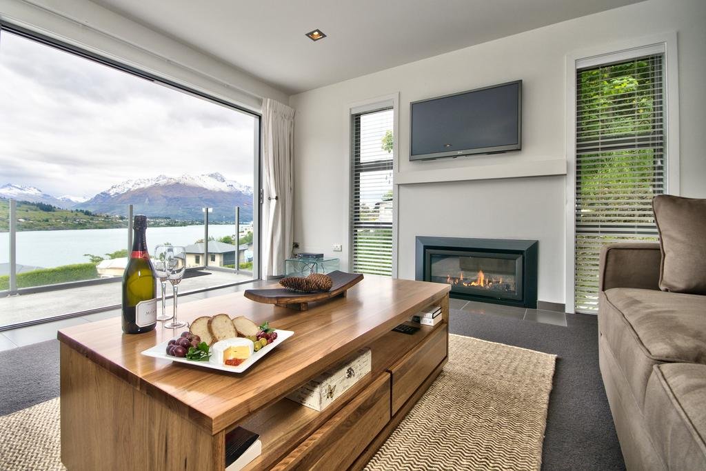 Lake Views On De La Mare - Queenstown Holiday Apartment - thumb 0