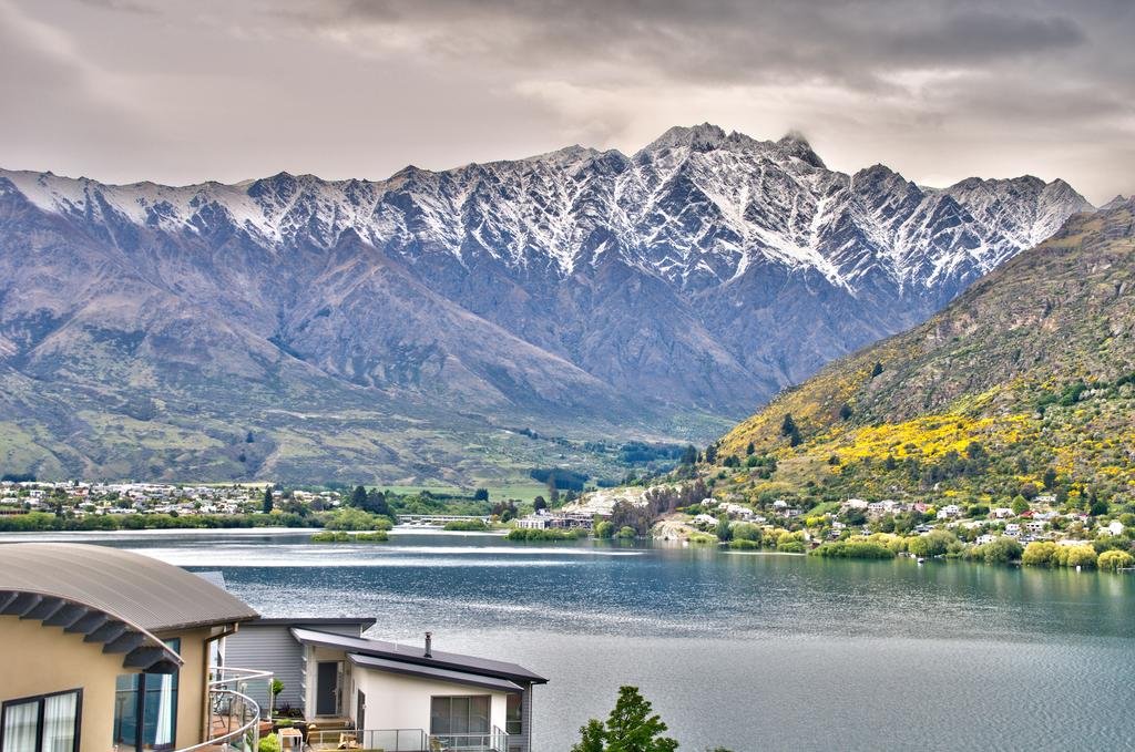 Lake Views On De La Mare - Queenstown Holiday Apartment - thumb 3