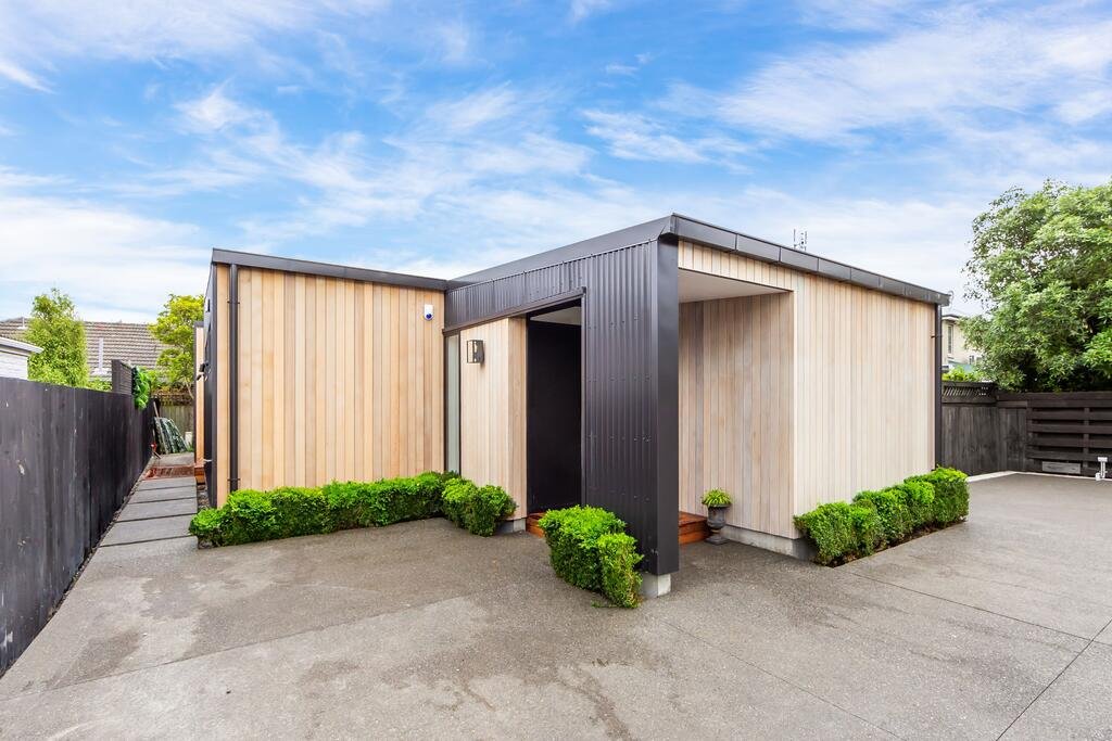New & Private In Merivale - Free Bubbles On Arrival - thumb 0
