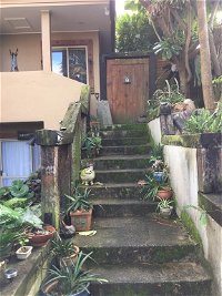 Omokoroa overlooking the harbour and dog friendly 3-bedroom flat which is the ground floor of family home and can accommodate 1-