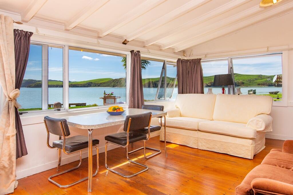 Point Of Difference - Waterfront Raglan Holiday Home - thumb 2